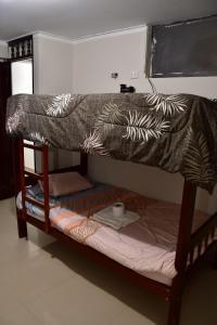 チャチャポヤスにあるLA CASA DEL TURISTAの二段ベッド(上部に毛布付)