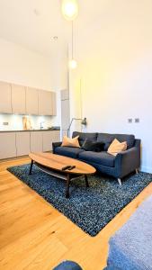 Zona d'estar a Luxury One Bedroom Apartment in the City Centre