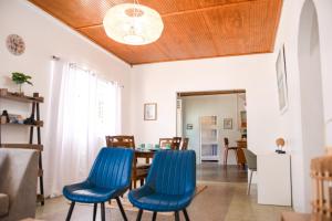 ein Wohnzimmer mit blauen Stühlen und einem Tisch in der Unterkunft The ARC in Scarborough