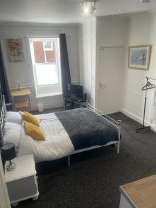 a bedroom with a bed and a window at Lovely Getaway Apartment in Wisbech in Wisbech