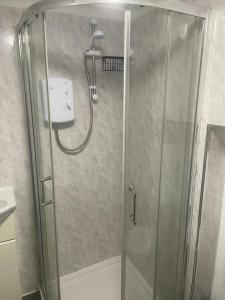 威斯比奇的住宿－Lovely Getaway Apartment in Wisbech，浴室里设有玻璃门淋浴