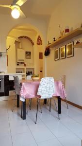 ミラノにあるBnButler - Sempione Apartment - MiCoのキッチン(テーブル、椅子付)