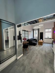 una sala de estar con un sofá y una mesa en LOFT w centrum z jacuzzi, en Wroclaw