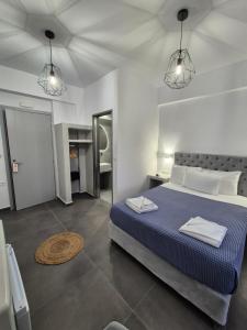 ein Schlafzimmer mit einem Bett mit zwei Handtüchern darauf in der Unterkunft Anna's in Karterados