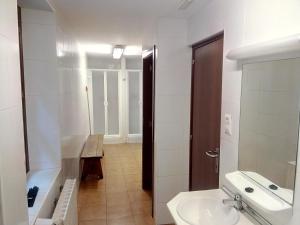 Koupelna v ubytování Albergue de Canfranc Estación + 37 fotografií
