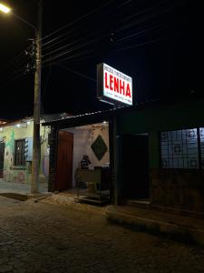 康塞普西翁德阿塔科的住宿－Hostal Lenha，夜间在建筑物上读透视图的标志