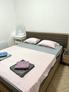 um quarto com 2 camas e toalhas em Apartman Marko em Risan