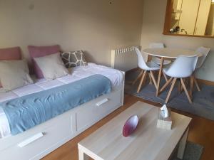 Postel nebo postele na pokoji v ubytování Apartamento en urbanización con piscina en Playa de Silgar + 30 fotografií