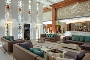 uma sala de estar com sofás e um átrio em Burgu Arjaan by Rotana Istanbul Asia em Istambul