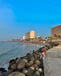 une plage avec un tas de gens sur l'eau dans l'établissement La Sirenita, à Veracruz
