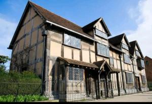 亞芬河畔史特拉福的住宿－The Annex, Stratford Upon-Avon，一座建筑前面有栅栏