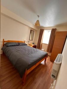 Schlafzimmer mit einem Bett und einem Fenster in der Unterkunft Specious 1 Bed Apartment free wifi and parking in Goodmayes