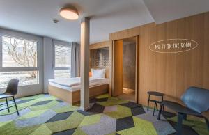 Tempat tidur dalam kamar di The Lab Hotel & Apartments
