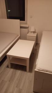 Zimmer mit 2 Betten, einem Tisch und einem Fenster in der Unterkunft Hagen Haspe 2Z DG in Hagen