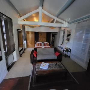 un salon avec un canapé et un lit dans l'établissement Maison Péchelune, à Correns