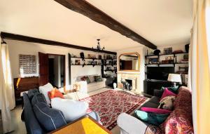 FernhurstにあるHilltop walkers paradise with a view, sleeps 10の2つのソファと暖炉のあるリビングルーム