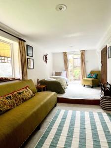 ein Wohnzimmer mit einem Bett und einem Sofa in der Unterkunft Hilltop walkers paradise with a view, sleeps 10 in Fernhurst