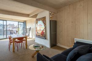 a living room with a couch and a table at Grand appartement moderne très proche de Paris centre in Malakoff