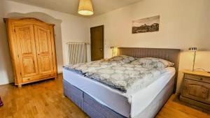 - une chambre avec un lit et une porte en bois dans l'établissement Ferienwohnung Straußstrasse, à Bayerisch Gmain