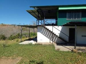 un bâtiment avec un escalier sur son côté dans l'établissement Butterfly Dance (house, studio, cabin), San Ramon, à Santiago