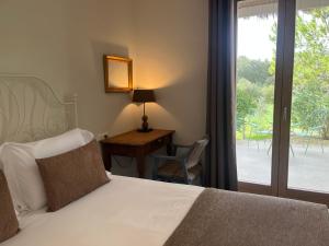 une chambre avec un lit, un bureau et une fenêtre dans l'établissement Villa Olivar - La Goleta Hotel de Mar & Villas, à Pollença 33 autres photos