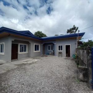 EJ'S House/ Room في Dulag: منزل به سقف ازرق وممر