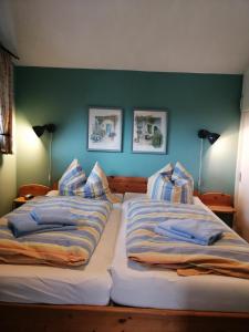 2 nebeneinander sitzende Betten in einem Schlafzimmer in der Unterkunft Ferienhaus Kormoran in Otterndorf