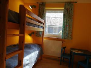 1 Schlafzimmer mit 2 Etagenbetten und einem Fenster in der Unterkunft Ferienhaus Kormoran in Otterndorf