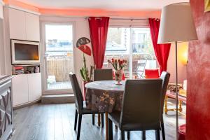 cocina y comedor con mesa y sillas en Chambre d'Amis - Chambres d'Hôtes-B&B-Guest House, en París