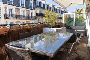 a table and chairs on the balcony of a building at Chambre d'Amis - Chambres d'Hôtes-B&B-Guest House in Paris