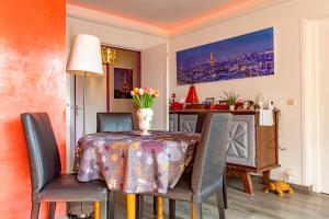 パリにあるChambre d'Amis - Chambres d'Hôtes-B&B-Guest Houseの花瓶付きのダイニングテーブル +32枚の写真