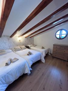 a bedroom with two beds and a window at Paleolítico rural 