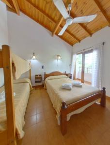 - une chambre avec 2 lits et un ventilateur de plafond dans l'établissement Hotel Garay, à San Bernardo