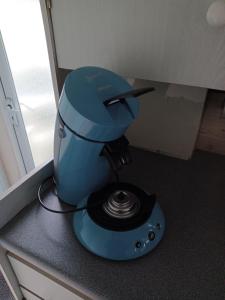 a blue mixer sitting on top of a counter at Stacaravan 426 met airco vakantiepark de Tien Heugten Schoonloo Drenthe in Schoonloo