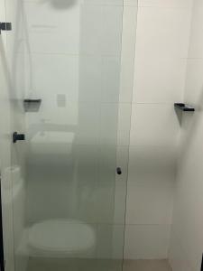 ウバトゥバにあるPousada do Francêsのバスルーム(白いシャワー、トイレ付)