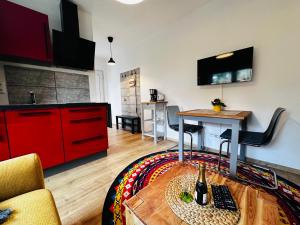 a living room with a table and a kitchen at Fischis Ferienwohnung Struppen in Struppen