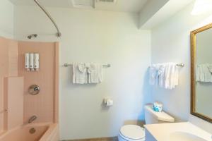 y baño con bañera, aseo y lavamanos. en Ocean View Lodge, en Fort Bragg