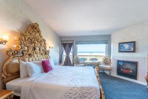 1 dormitorio con 1 cama grande y chimenea en Ocean View Lodge, en Fort Bragg