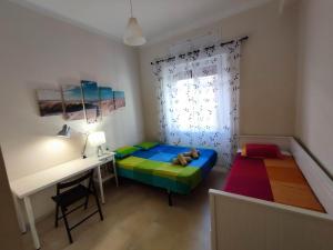 1 dormitorio con cama, escritorio y mesa en Apartamento Heredia 20 - Harbour, en Málaga