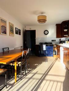 A kitchen or kitchenette at Hilltop walkers paradise with a view, sleeps 10