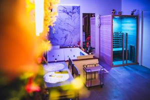 un bagno con vasca, tavolo e sedie di Atanasia Suite ad Acireale