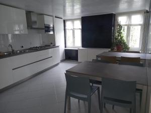 una cucina con tavolo e sedie in una stanza di HOME SWEET HOME a Rovereto