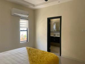 sypialnia z łóżkiem, oknem i umywalką w obiekcie Amore Villas w mieście Ocho Rios