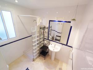 Baño blanco con lavabo y aseo en Apartamento Heredia 20 - Harbour, en Málaga