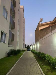 a brick walkway between two tall buildings at Studio alto padrão confortável sem taxa de limpeza in Cachoeira do Sul