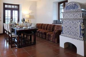 uma sala de estar com uma mesa e um sofá em Viscardo em Tarcento
