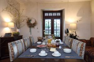 uma mesa de jantar com uma toalha de mesa azul e cadeiras em Viscardo em Tarcento
