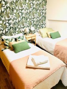 貝坦索斯的住宿－Lula Apartamento，客房内的两张床和毛巾