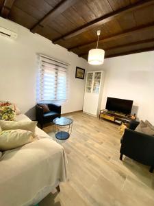 Μια τηλεόραση ή/και κέντρο ψυχαγωγίας στο Apartamento BAÑOS ÁRABES DE CENIZAL antes Plaza de las Fuentes