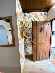 a room with a door and a mirror at Plaza De Las Fuentes COMPLETAMENTE REFORMADO in Toledo